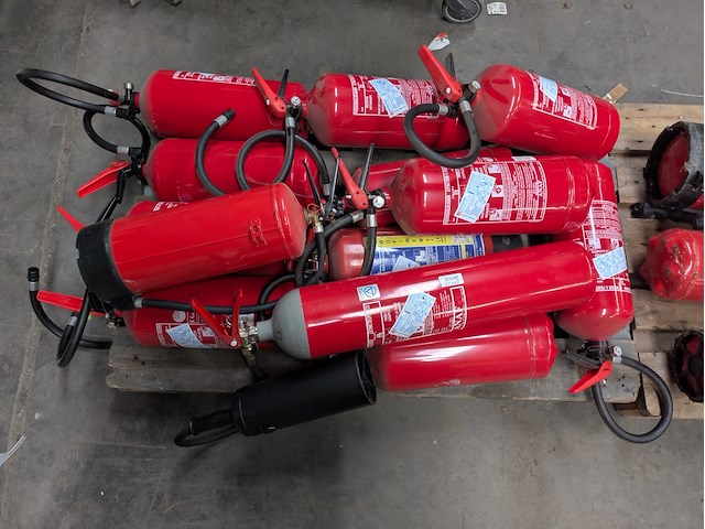 19x diverse brandblusapparaten - afbeelding 3 van  4