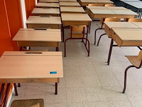 19x schoolbanken met vaste stoeltjes