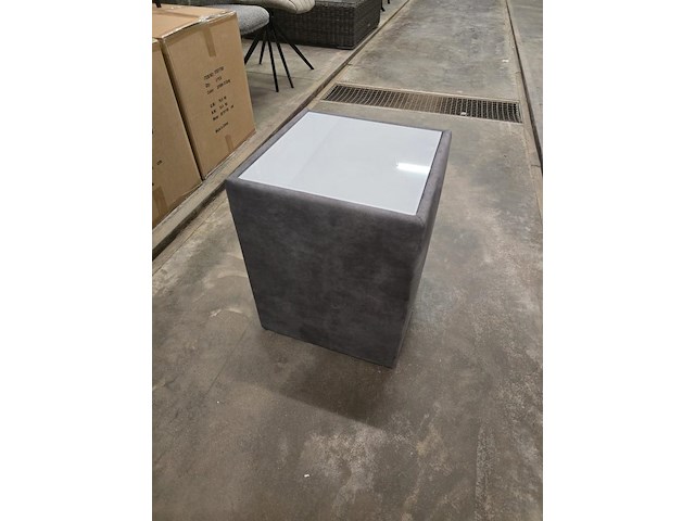 1x bijzettafeltje pu leder met glasblad 42x42x52h - afbeelding 1 van  5