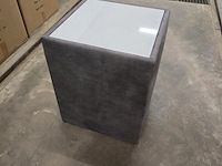 1x bijzettafeltje pu leder met glasblad 42x42x52h - afbeelding 1 van  5