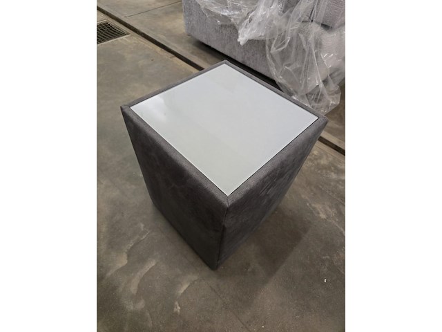 1x bijzettafeltje pu leder met glasblad 42x42x52h - afbeelding 2 van  5