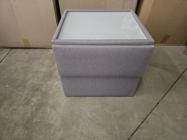 1x bijzettafeltje pu leder met glasblad 42x42x52h - afbeelding 1 van  4