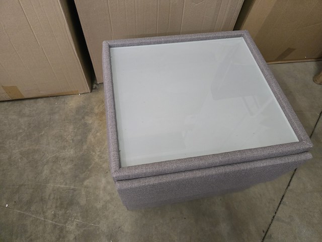 1x bijzettafeltje pu leder met glasblad 42x42x52h - afbeelding 3 van  4