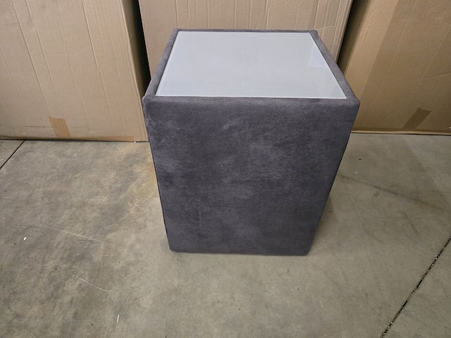 1x bijzettafeltje pu leder met glasblad 42x42x52h - afbeelding 1 van  3