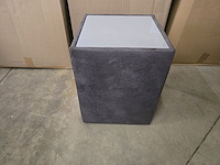 1x bijzettafeltje pu leder met glasblad 42x42x52h - afbeelding 1 van  3