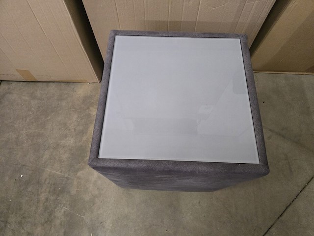 1x bijzettafeltje pu leder met glasblad 42x42x52h - afbeelding 2 van  3