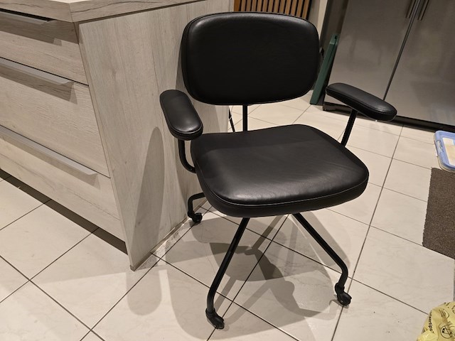 1x bureaustoel zwart leder draaibaar en op wieltjes - afbeelding 1 van  7