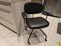 1x bureaustoel zwart leder draaibaar en op wieltjes - afbeelding 1 van  7