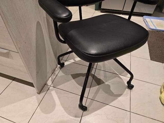1x bureaustoel zwart leder draaibaar en op wieltjes - afbeelding 3 van  7
