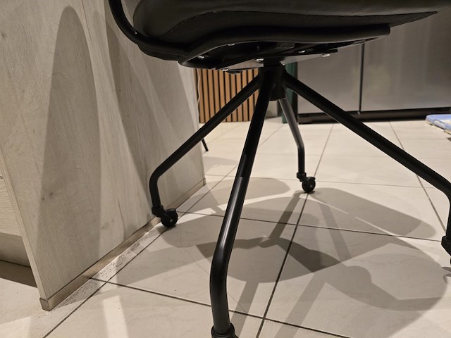1x bureaustoel zwart leder draaibaar en op wieltjes - afbeelding 4 van  7