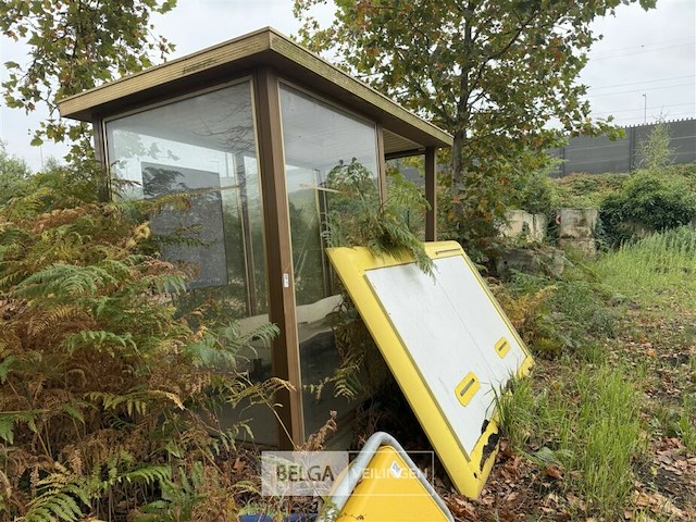 1x bushokje l300 x b140 x h210 cm - afbeelding 1 van  5