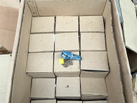 1x doos met ±24 st vogeltjes op stokje - afbeelding 3 van  3