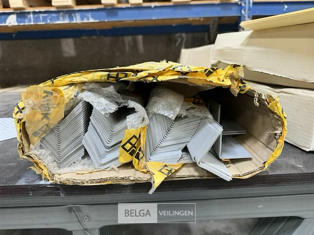 1x doos pvc hoekprofielen grijs (± 75 st) - afbeelding 1 van  3