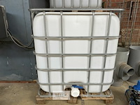 1x ibc-container 1000l in stalen buizenframe op pallet - afbeelding 1 van  2