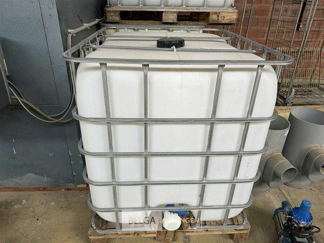 1x ibc-container 1000l in stalen buizenframe op pallet - afbeelding 2 van  2