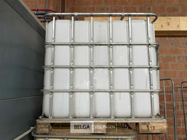 1x ibc-container 1000l in stalen buizenframe op pallet - afbeelding 1 van  1