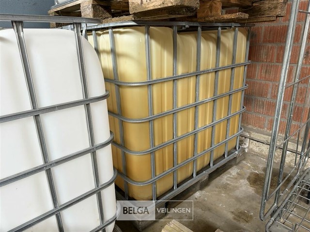 1x ibc-container 1000l in stalen buizenframe op pallet - afbeelding 1 van  3