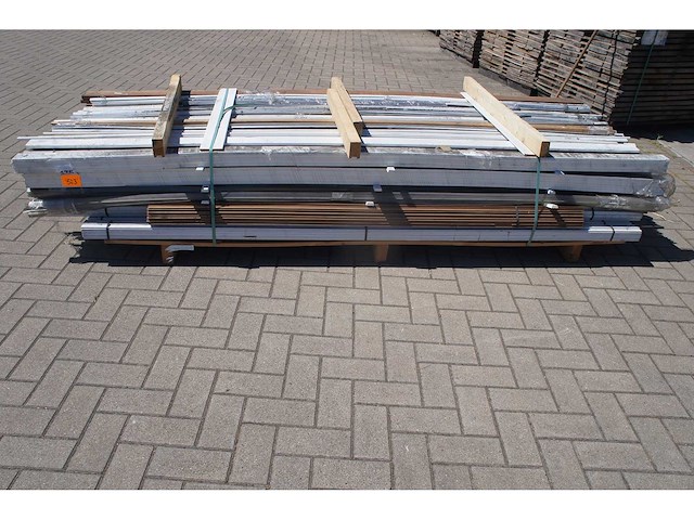 1x lot diverse plinten en afwerkprofielen - afbeelding 1 van  5