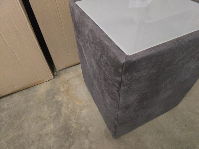 1x nachtkastje in stof met lade en glasblad 50x50x46h - afbeelding 3 van  3