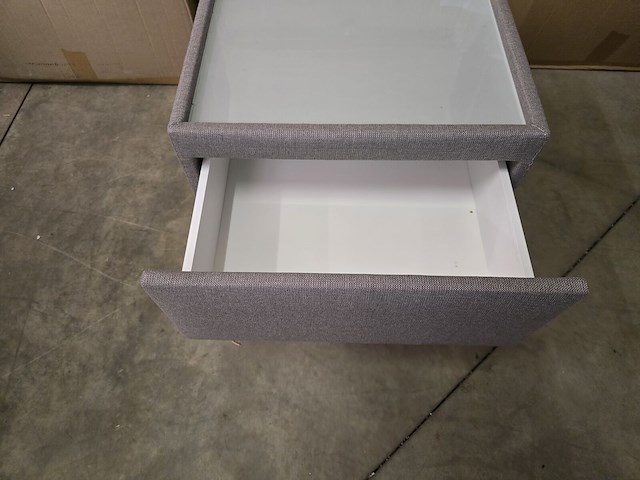 1x nachtkastje in stof met lade en glasblad 50x50x46h - afbeelding 4 van  4