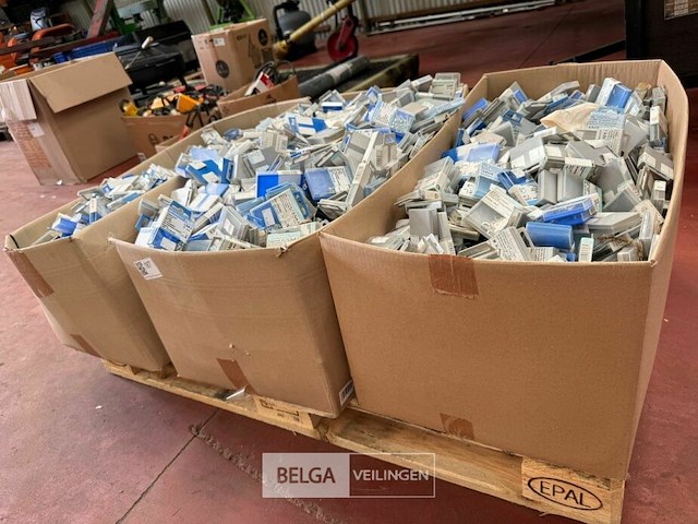 1x pallet met div bouten, schroeven en moeren - afbeelding 1 van  5