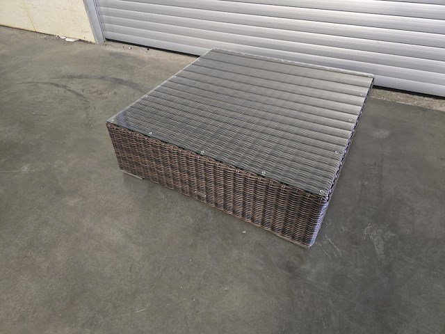 1x salontafel rottan met glazen blad 105x105x35h - afbeelding 1 van  4