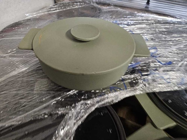 1x serax - surface - kookpot gietijzer camo green 23cm - afbeelding 1 van  4