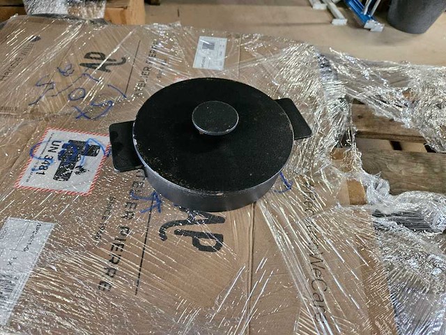 1x serax - surface - kookpot gietijzer zwart 3cm - afbeelding 1 van  4