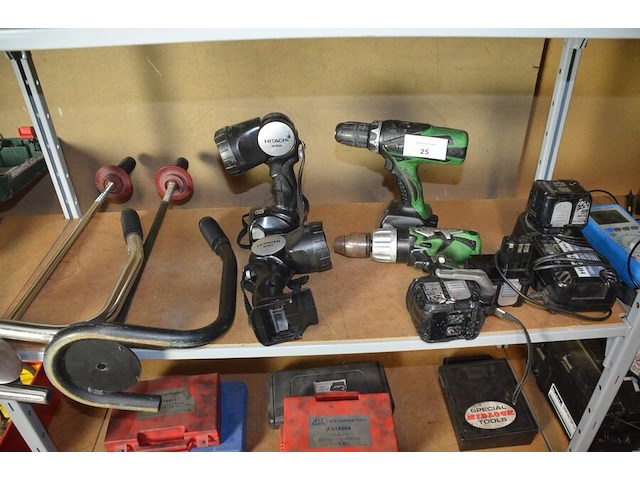 2 accu boormachines hitachi, 2 pillampen, 4 accu hitachi en lader hitachi - afbeelding 1 van  6