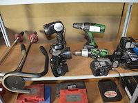 2 accu boormachines hitachi, 2 pillampen, 4 accu hitachi en lader hitachi
