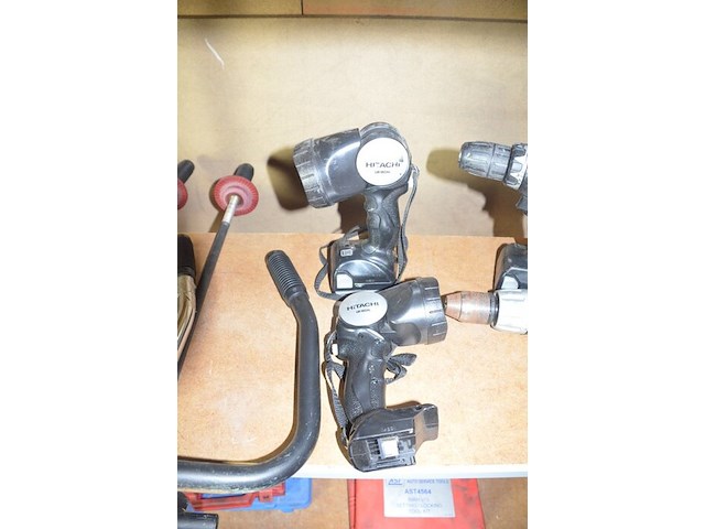 2 accu boormachines hitachi, 2 pillampen, 4 accu hitachi en lader hitachi - afbeelding 2 van  6