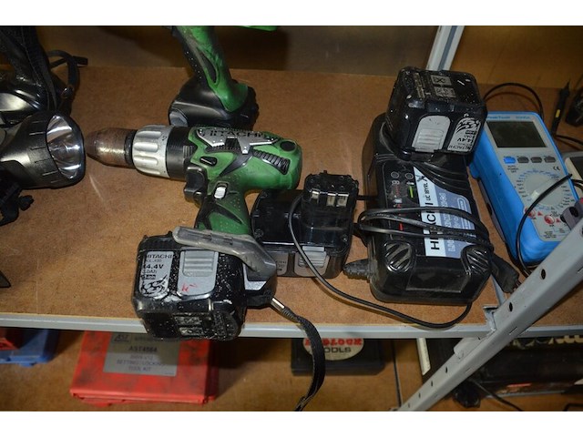 2 accu boormachines hitachi, 2 pillampen, 4 accu hitachi en lader hitachi - afbeelding 5 van  6