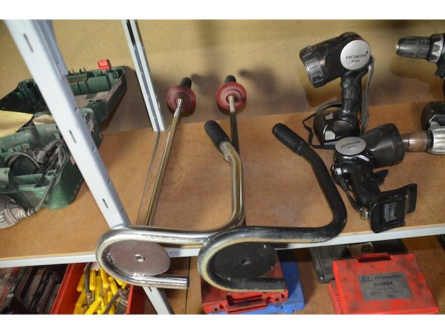 2 accu boormachines hitachi, 2 pillampen, 4 accu hitachi en lader hitachi - afbeelding 6 van  6