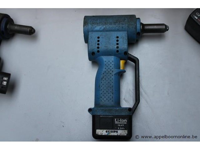 2 accu popnageltangen gesipa vv oplader en extra batterij, werking niet gekend - afbeelding 1 van  4