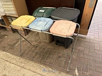 2 afvalcontainers