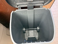 2 afvalcontainers - afbeelding 9 van  9