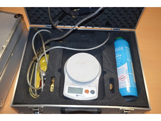 2 alu koffers met koelvloeistof koelkast en digitale weegschaal (b425) - afbeelding 1 van  7