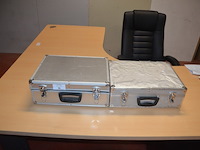 2 alu koffers met koelvloeistof koelkast en digitale weegschaal (b425) - afbeelding 3 van  7