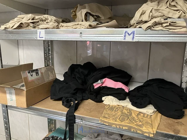 2 alu opbergrekken met inhoud - afbeelding 2 van  9