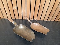 2 antieke koperen kolenschopjes