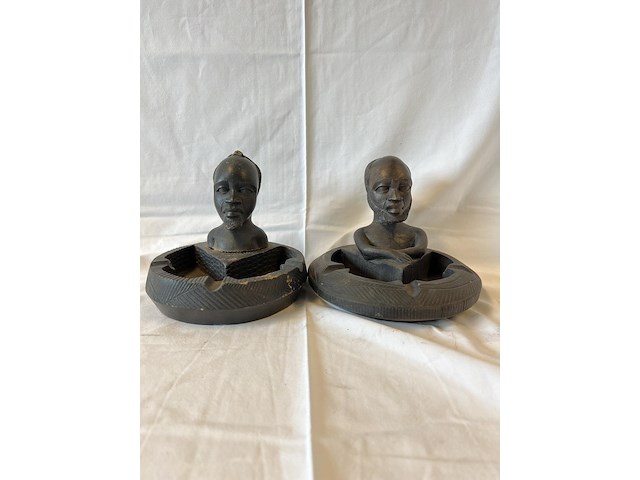 2 asbakjes met gebroken hoofden - afbeelding 2 van  3