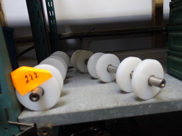 2 assen met viltschijven voor op boormachine - afbeelding 1 van  2