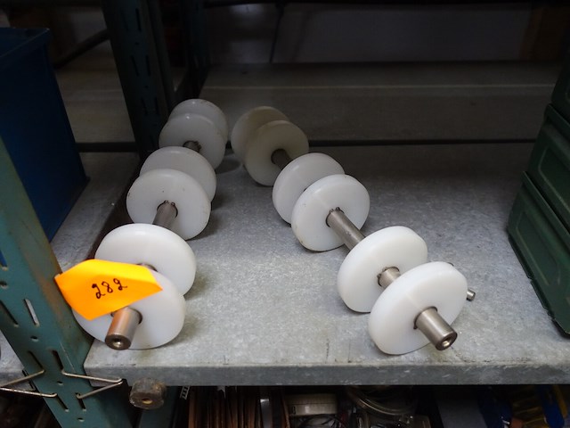 2 assen met viltschijven voor op boormachine - afbeelding 2 van  2