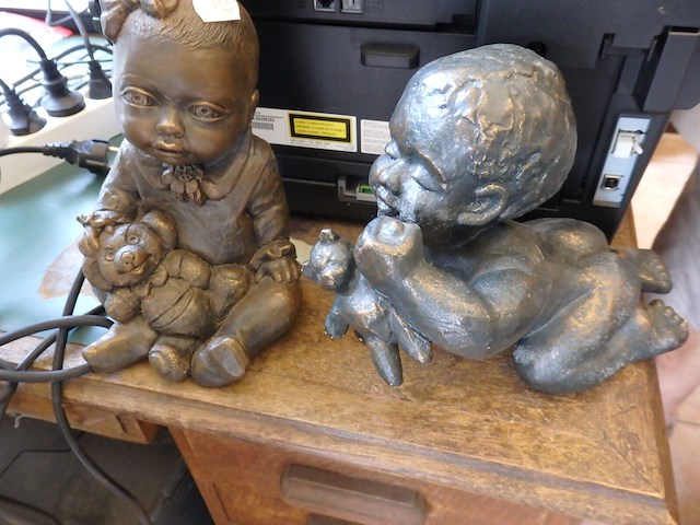 2 babys - afbeelding 1 van  2