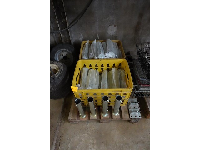 2 bakken met buishouders (voor parasols o.a.) - afbeelding 2 van  2