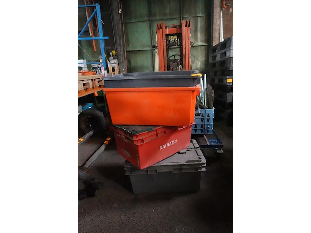 2 bakken met deksel en 2 grote plastiekbakken - afbeelding 1 van  2