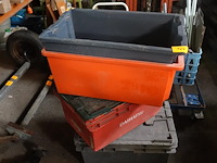 2 bakken met deksel en 2 grote plastiekbakken - afbeelding 2 van  2