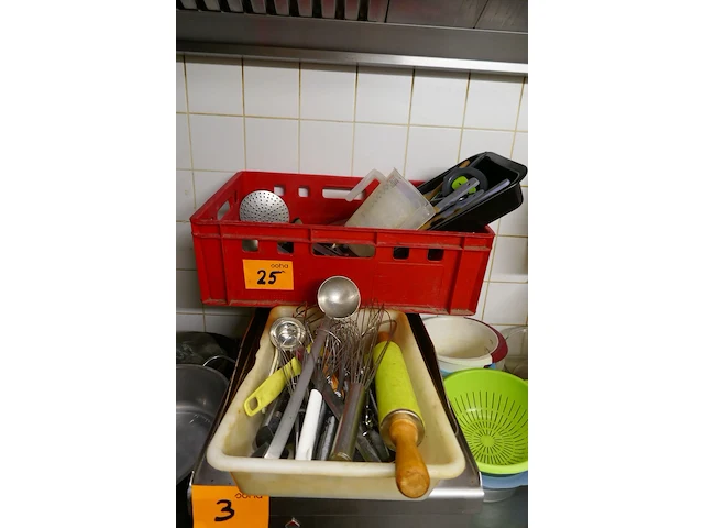 2 bakken met keukenmateriaal - afbeelding 1 van  5