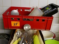 2 bakken met keukenmateriaal