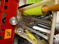 2 bakken met keukenmateriaal - afbeelding 2 van  5